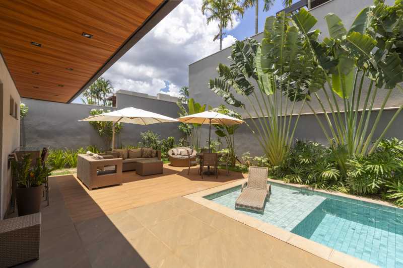 Linda casa térrea à venda no Alphaville 2