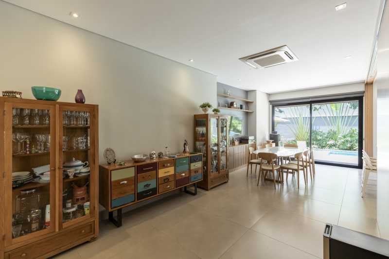 Linda casa térrea à venda no Alphaville 2