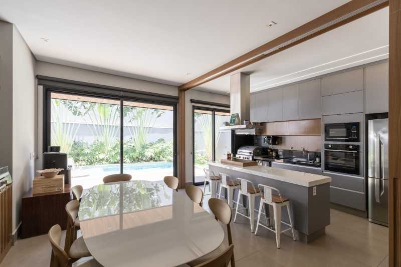 Linda casa térrea à venda no Alphaville 2