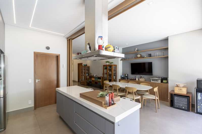 Linda casa térrea à venda no Alphaville 2