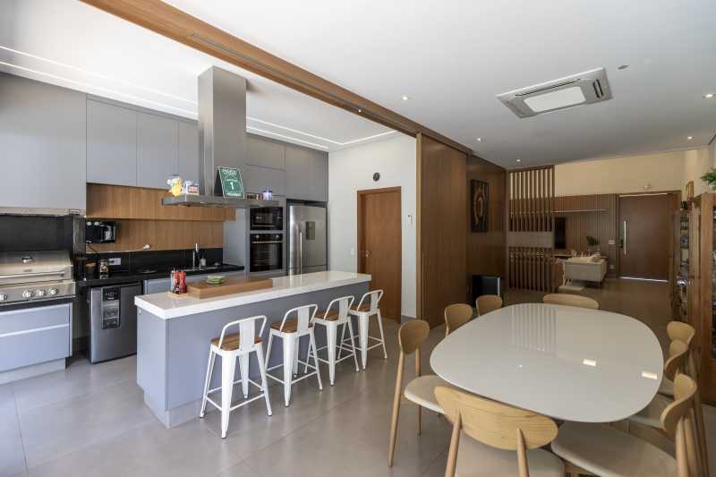 Linda casa térrea à venda no Alphaville 2