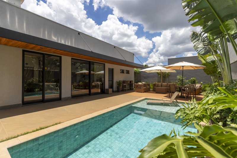 Linda casa térrea à venda no Alphaville 2