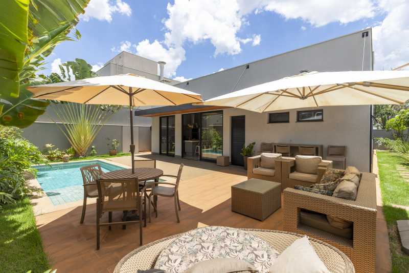 Linda casa térrea à venda no Alphaville 2