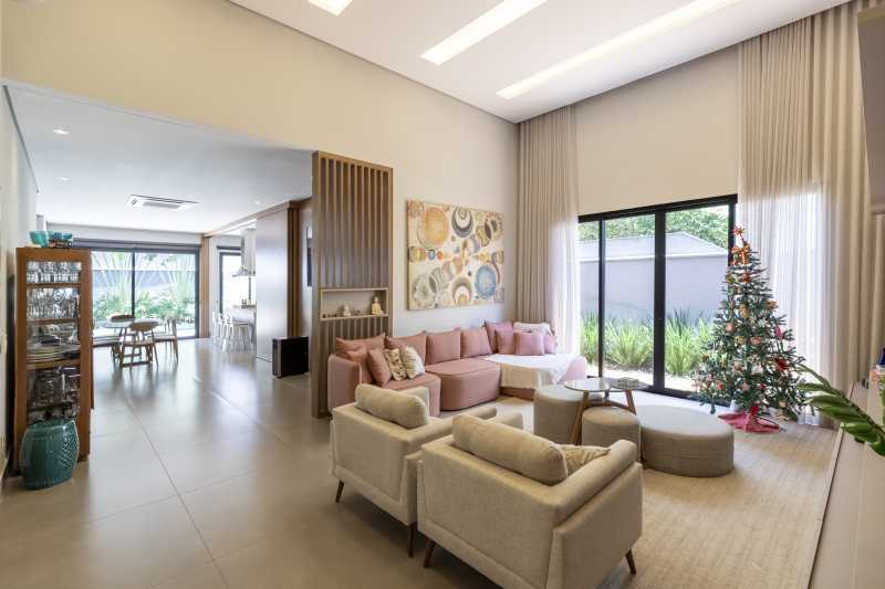 Linda casa térrea à venda no Alphaville 2