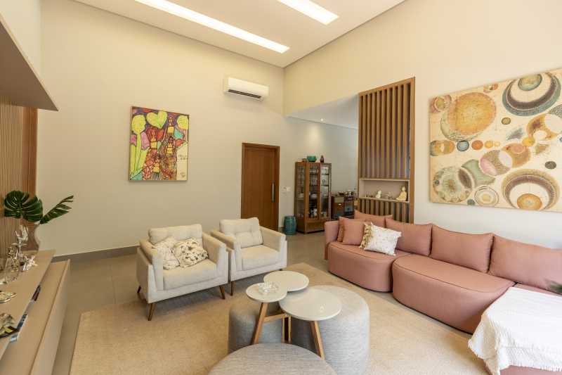 Linda casa térrea à venda no Alphaville 2