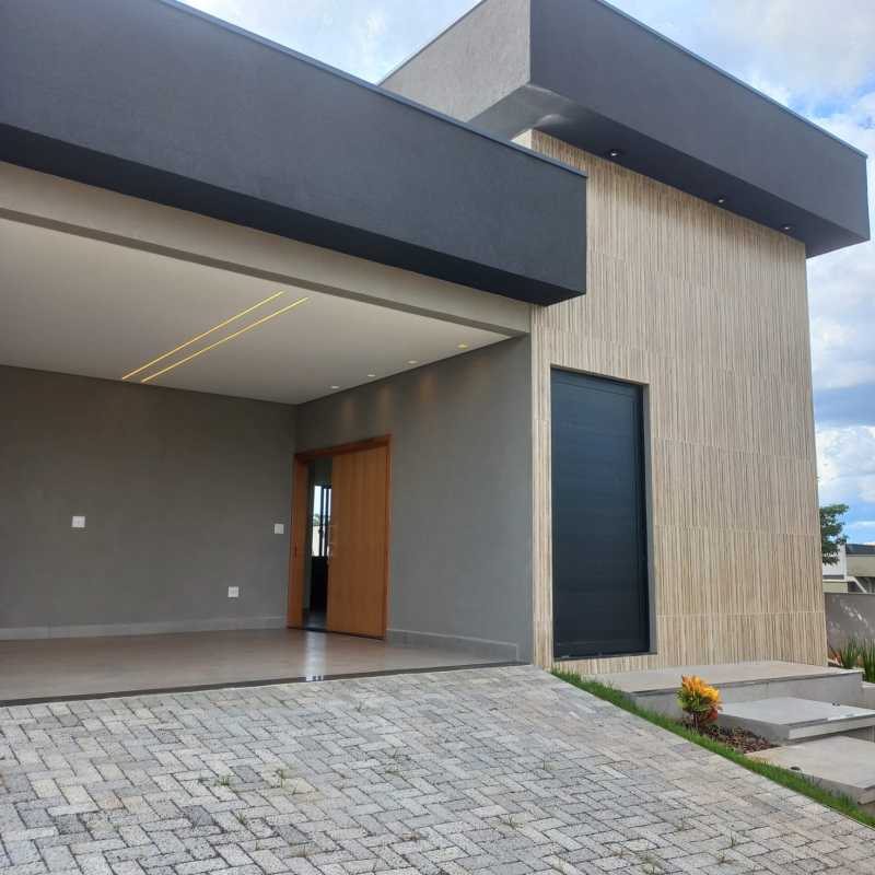 Casa nova com pé direito duplo + piscina + 3 suítes