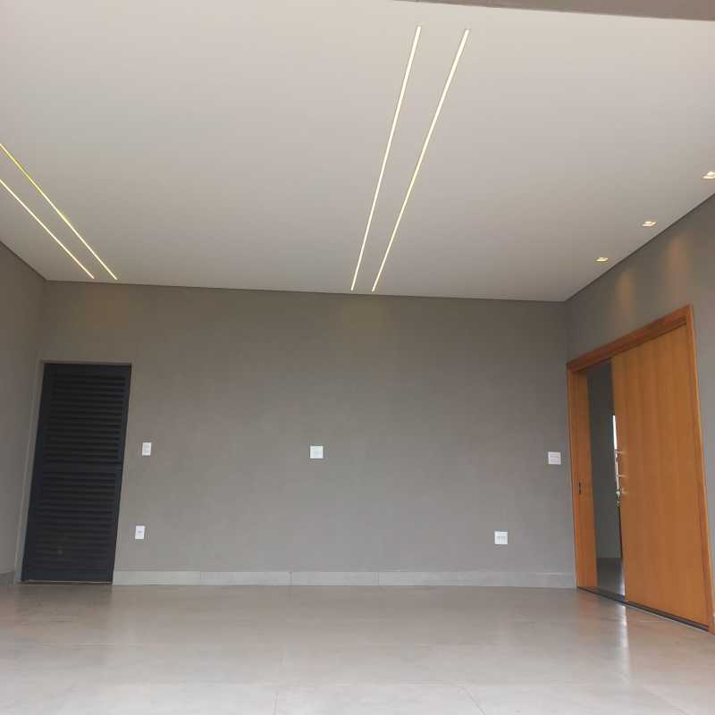 Casa nova com pé direito duplo + piscina + 3 suítes