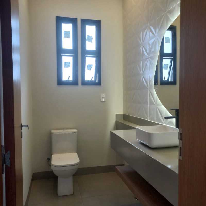 Casa nova com pé direito duplo + piscina + 3 suítes