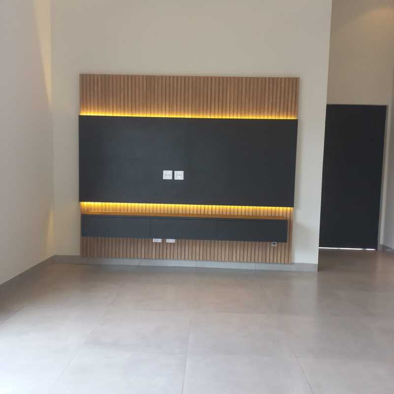 Casa nova com pé direito duplo + piscina + 3 suítes