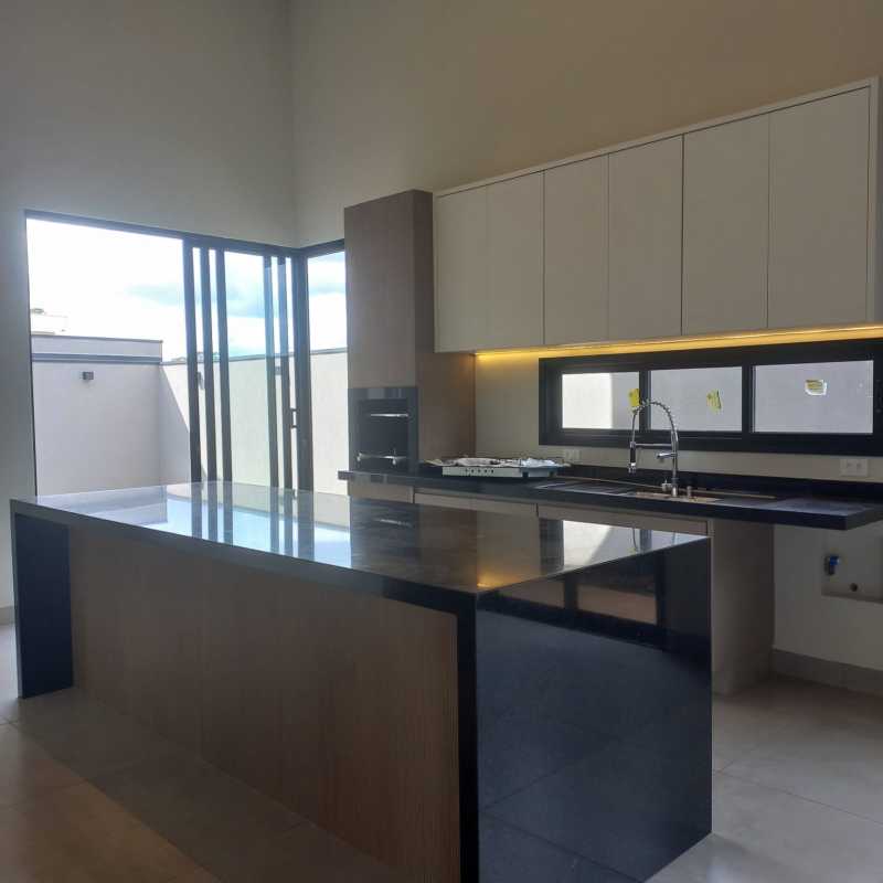 Casa nova com pé direito duplo + piscina + 3 suítes