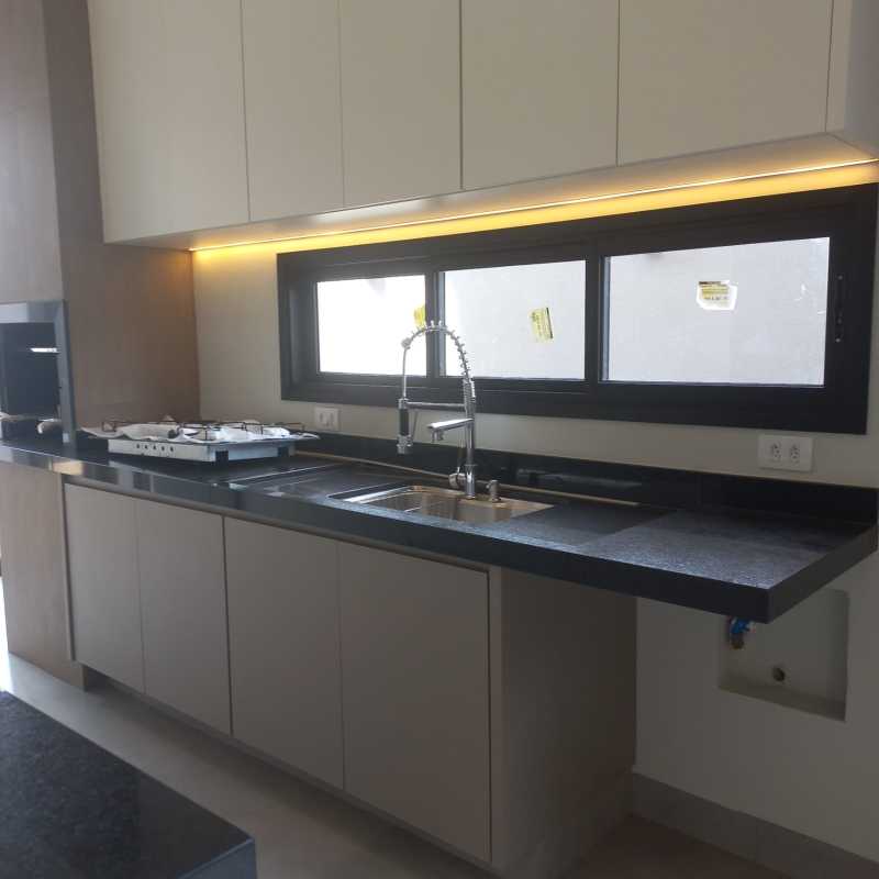 Casa nova com pé direito duplo + piscina + 3 suítes