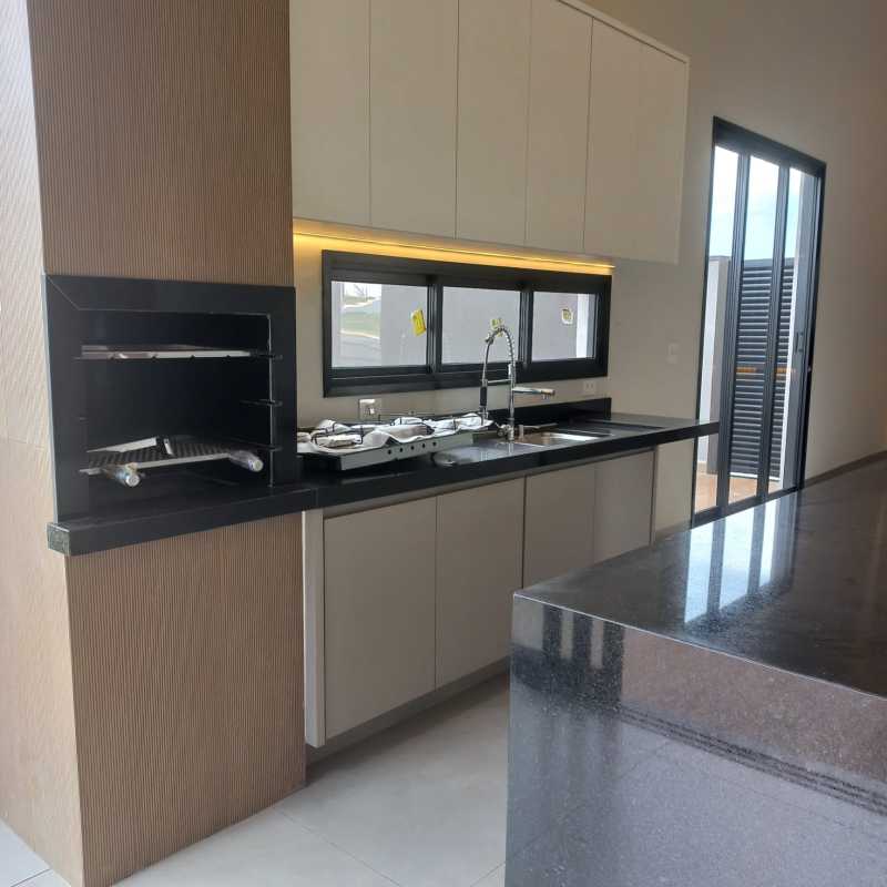 Casa nova com pé direito duplo + piscina + 3 suítes