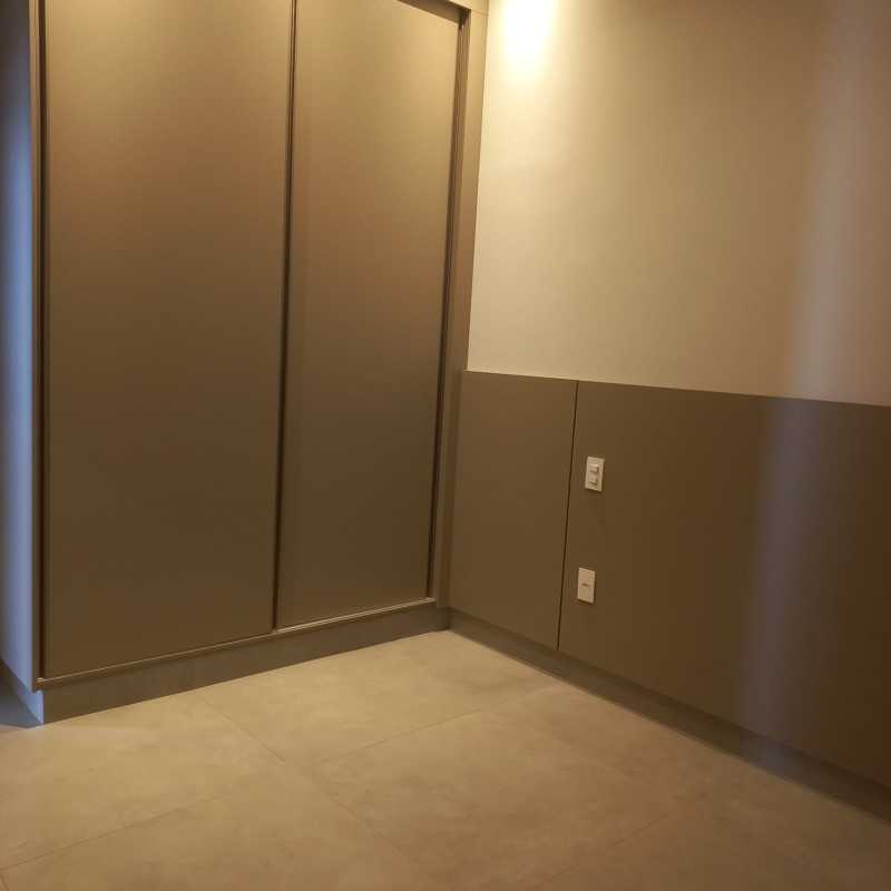 Casa nova com pé direito duplo + piscina + 3 suítes