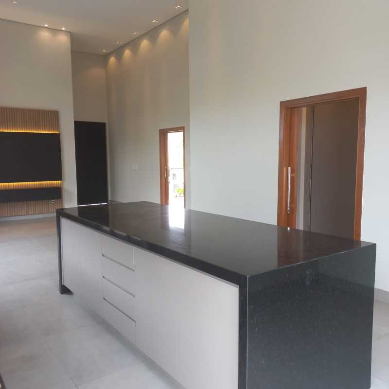 Casa nova com pé direito duplo + piscina + 3 suítes