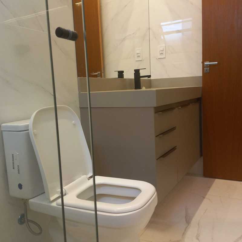 Casa nova com pé direito duplo + piscina + 3 suítes