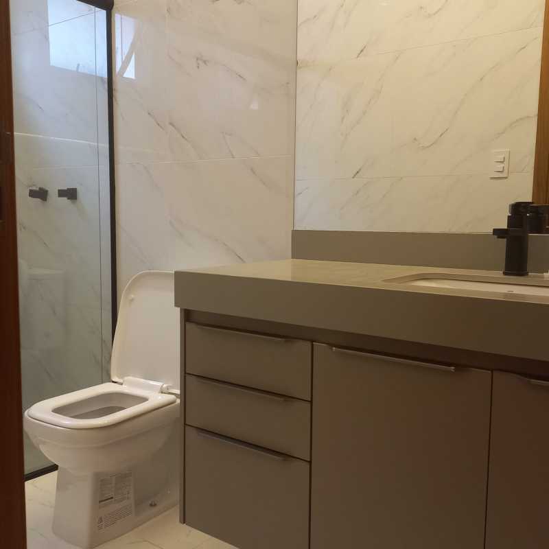 Casa nova com pé direito duplo + piscina + 3 suítes