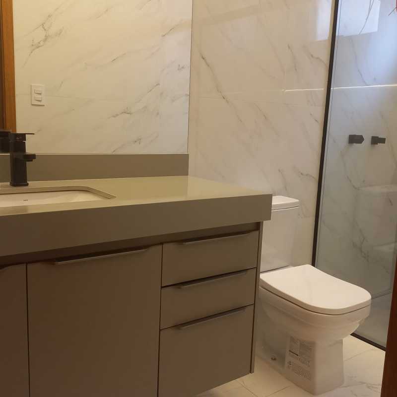 Casa nova com pé direito duplo + piscina + 3 suítes