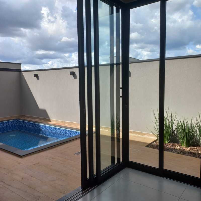 Casa nova com pé direito duplo + piscina + 3 suítes