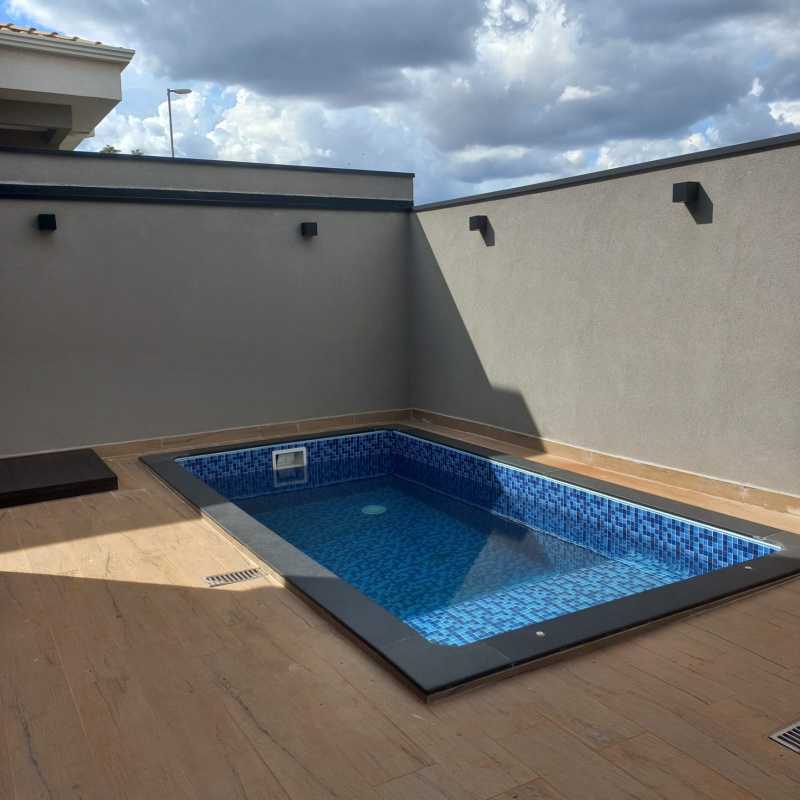 Casa nova com pé direito duplo + piscina + 3 suítes