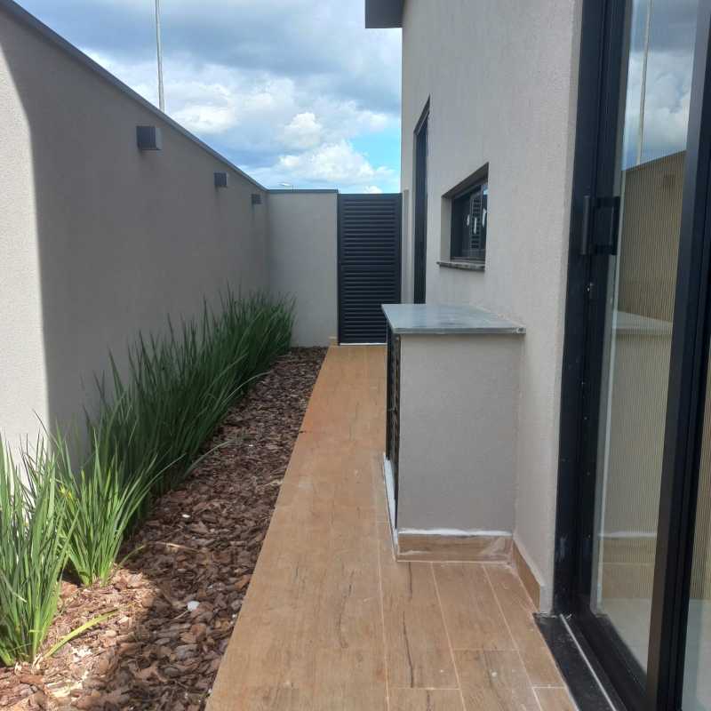 Casa nova com pé direito duplo + piscina + 3 suítes